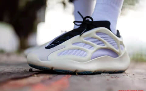 跑步穿什么鞋 是否保留缓震科技 椰子700 脚感超好奇！Yeezy 700 V3 最新上脚来了！下周发售！货号：FW4980