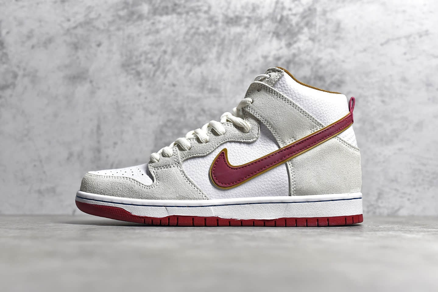 耐克Dunk SB米白红钩高帮 NIKE SB Dunk High“Team Crimson” 耐克Dunk麂皮荔枝皮拼接 货号：CV9499-100