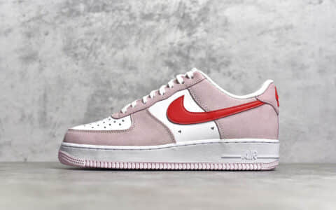 耐克空军情人节限定 NIKE Air Force 1 ‘07 QS 粉红情人节 耐克空军一号粉色低帮 货号：DD3384-600