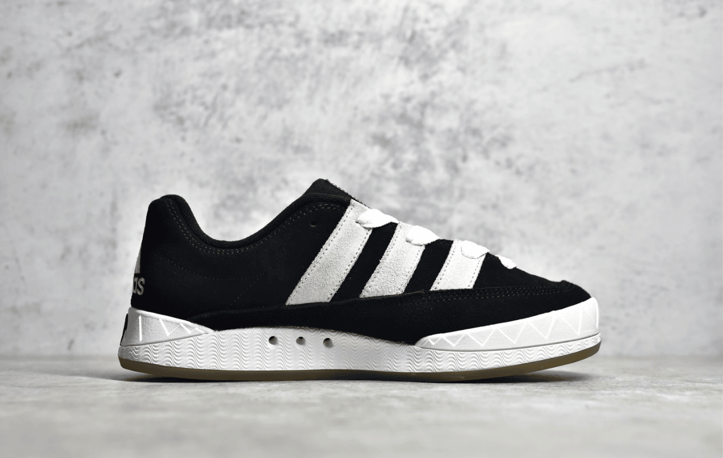 阿迪达斯黑白低帮板鞋 Adidas Adimatic Low 阿迪达斯马蒂奇系列低帮复古鲨鱼面包鞋 货号：GY5274
