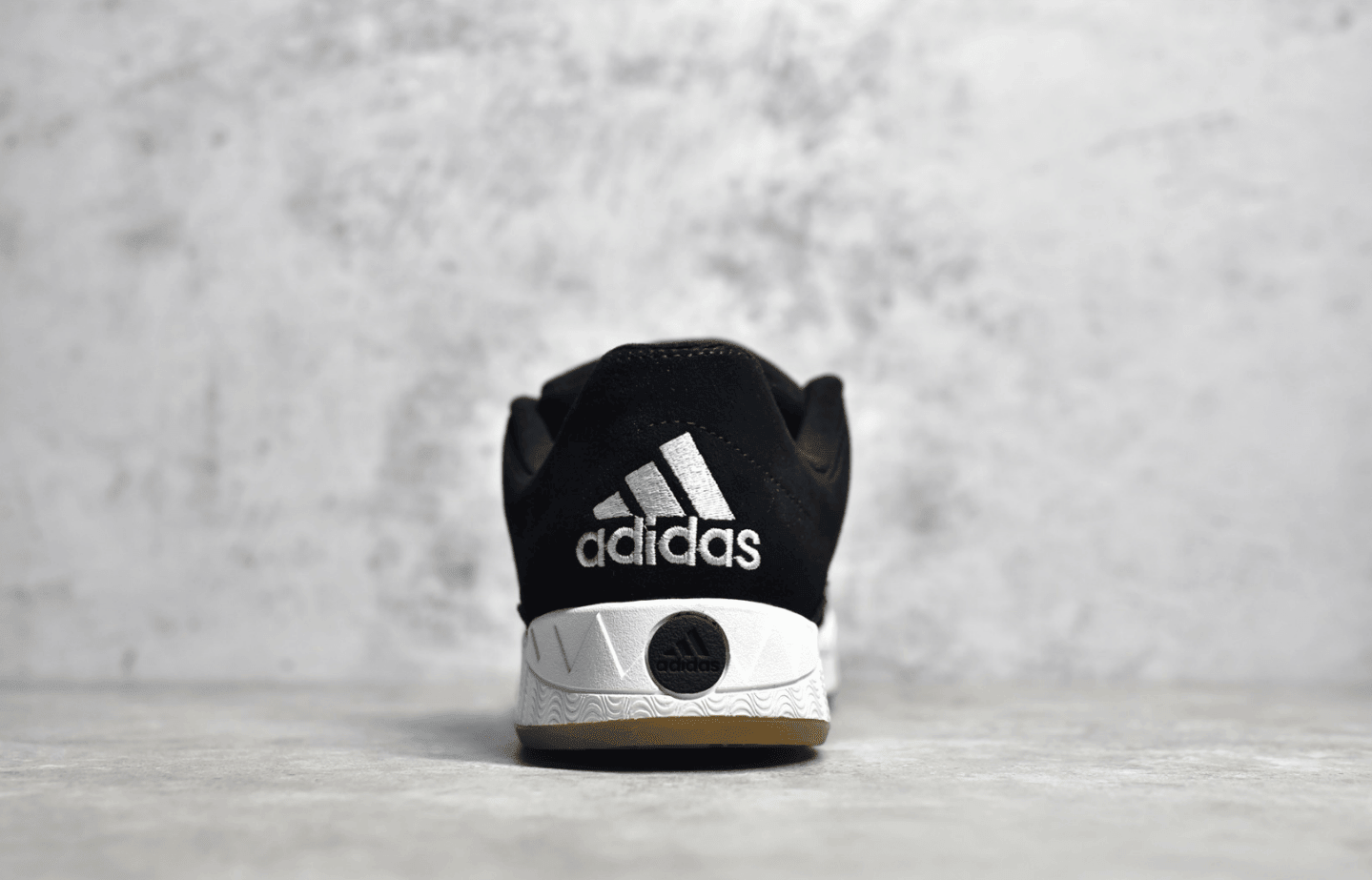 阿迪达斯黑白低帮板鞋 Adidas Adimatic Low 阿迪达斯马蒂奇系列低帮复古鲨鱼面包鞋 货号：GY5274