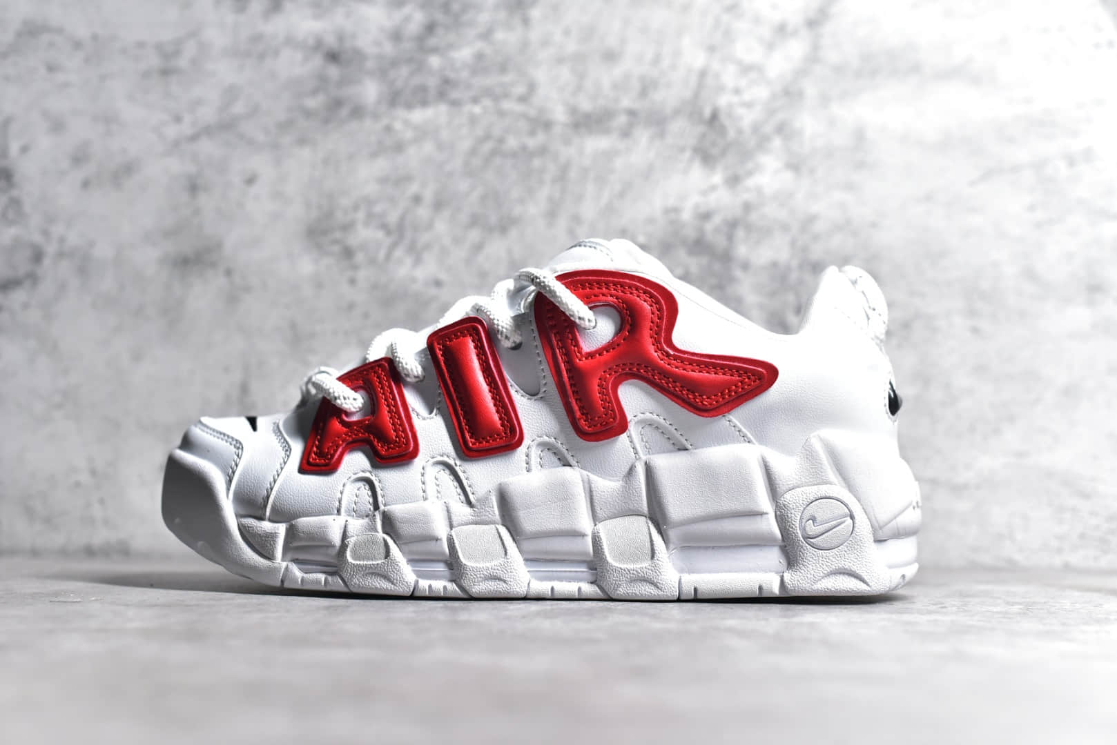 耐克皮蓬AMBUSH联名白红实战球鞋AMBUSH x Nike Air More Uptempo Low耐克皮蓬一代缓震球鞋货号FB1299-401